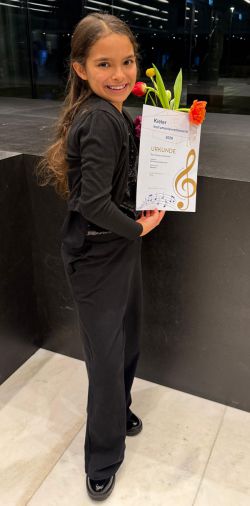 Romi Düring mit ihrer Siegerurkunde. Foto: Kreismusikschule Prignitz 