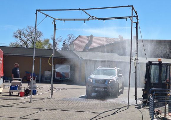 Auf dem Hof des Sachbereichs Brand- und Katastrophenschutz war die Desinfektionsstrecke aufgebaut. Foto: Bernd Atzenroth / Landkreis Prignitz