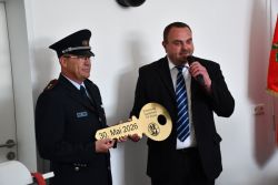 Gumtows Gemeindebürgermeister Oliver Nitschke übergab den symbolischen Schlüssel für das neue Gerätehaus an Gemeinde- und Ortswehrführer Marko Köpke. Foto: Bernd Atzenroth / Landkreis Prignitz