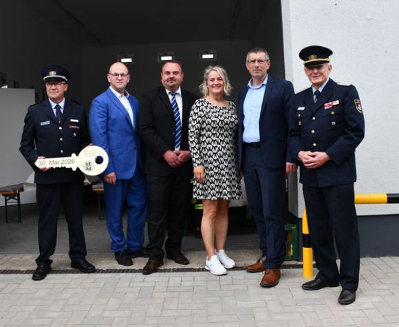 Wutike hat ein neues Gerätehaus. Darüber freuen sich (v.l.n.r.) Gemeinde- und Ortswehrführer Marko Köpke, Landrat Christian Müller, Gumtows Gemeindebürgermeister Oliver Nitschke, Planerin Annette Schulze-Mack, Staatssekretär Uwe Schüler und Kreisbrandmeister Christian Reisinger. Foto: Bernd Atzenroth / Landkreis Prignitz