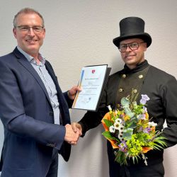 Marcus Baumann ist zum bevollmächtigten Bezirksschornsteinfeger im Kehrbezirk PR 110 bestellt worden - Andreas Much, Sachbereichsleiter Ordnung, Verkehr und Bußgeldstelle überreicht die Ernennungsurkunde. Foto: Gina Werthe / Landkreis Prignitz